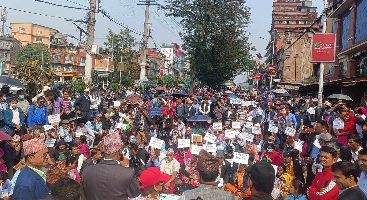विद्यालयका शिक्षक-कर्मचारीले गरे काठमाडौँमा विरोध प्रदर्शन